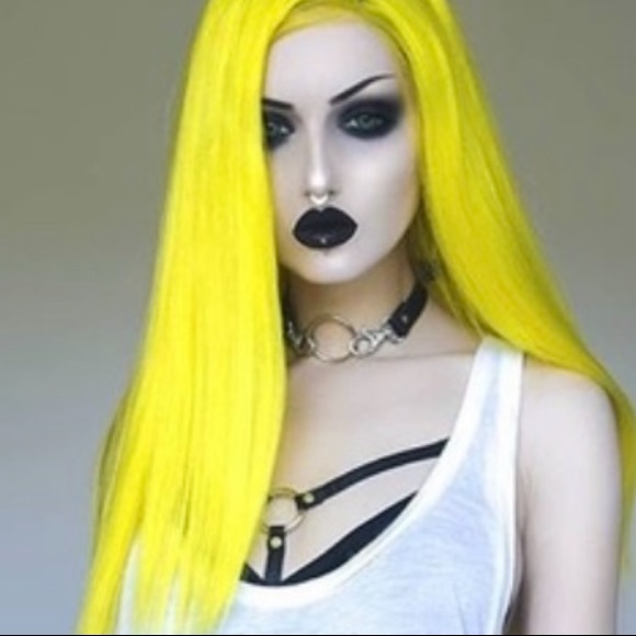 - ✨24” YELLOW STRAIGHT LACE FRONT CELEB WIG *NWT*✨